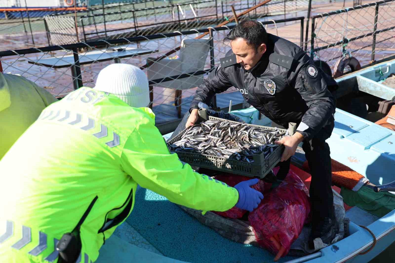 Doğu’nun gizli denizinde şefkat eli: Polis ekipleri martı ve tavşanları unutmadı
