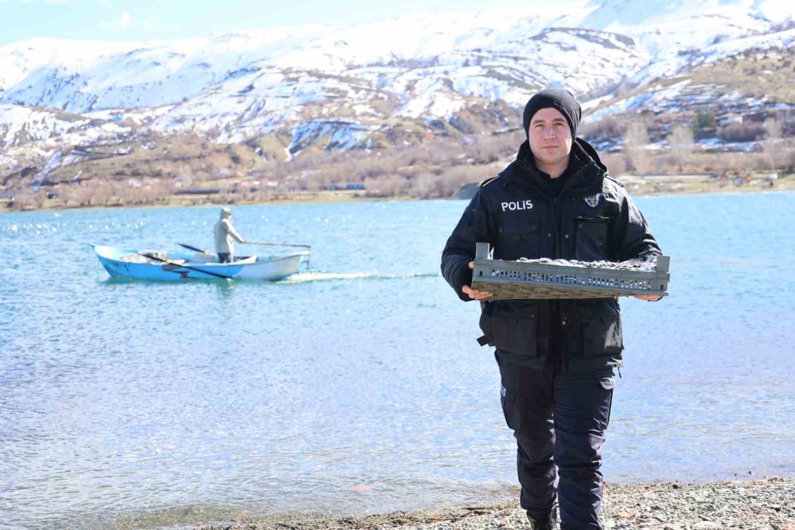 Doğu’nun gizli denizinde şefkat eli: Polis ekipleri martı ve tavşanları unutmadı
