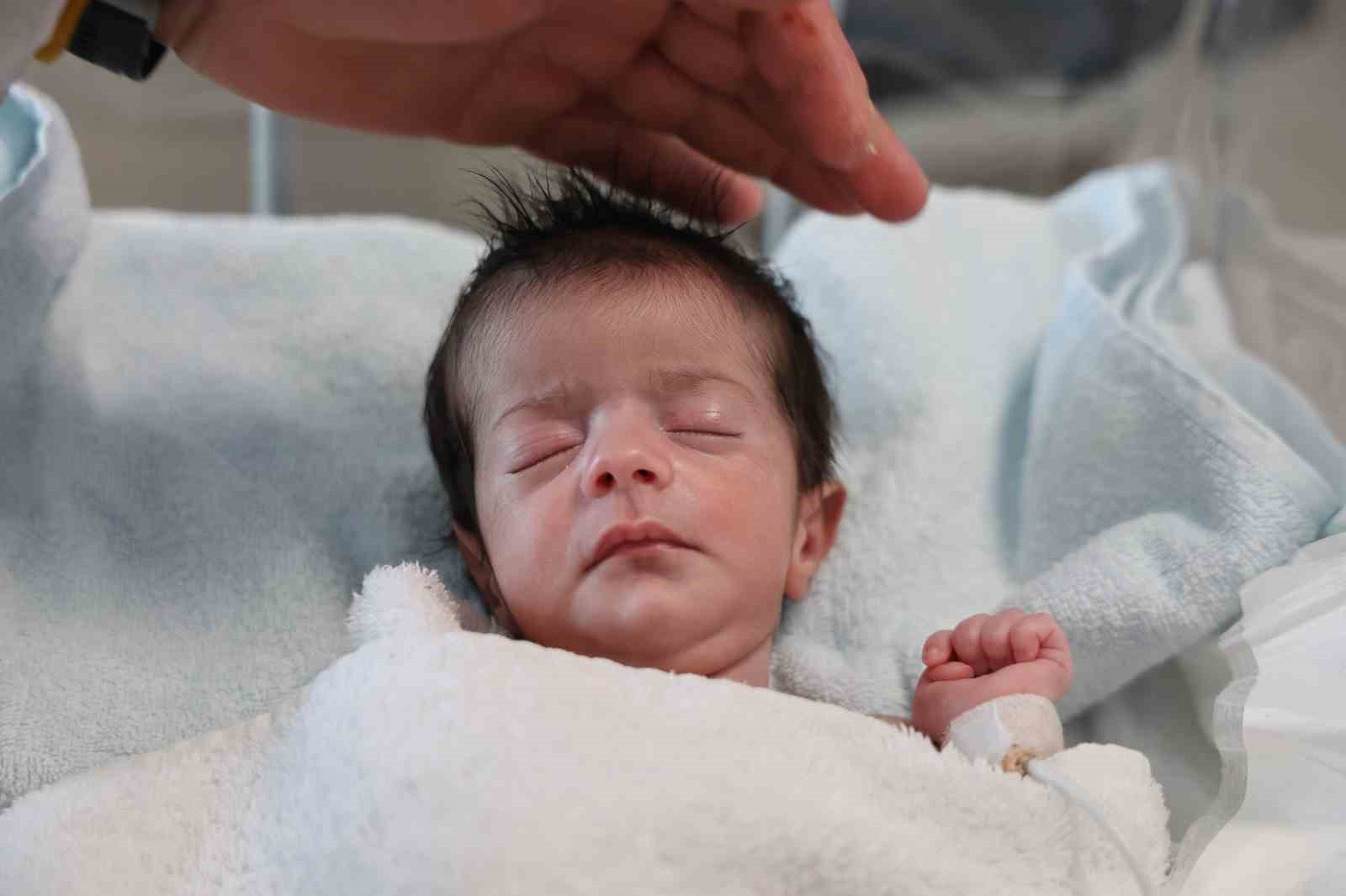 Doğuştan yemek borusu olmayan 4 günlük bebek, Elazığ’da hayata tutundu
Doğuştan yemek borusu olmayan 4 günlük bebek, Elazığ’da hayata tutundu