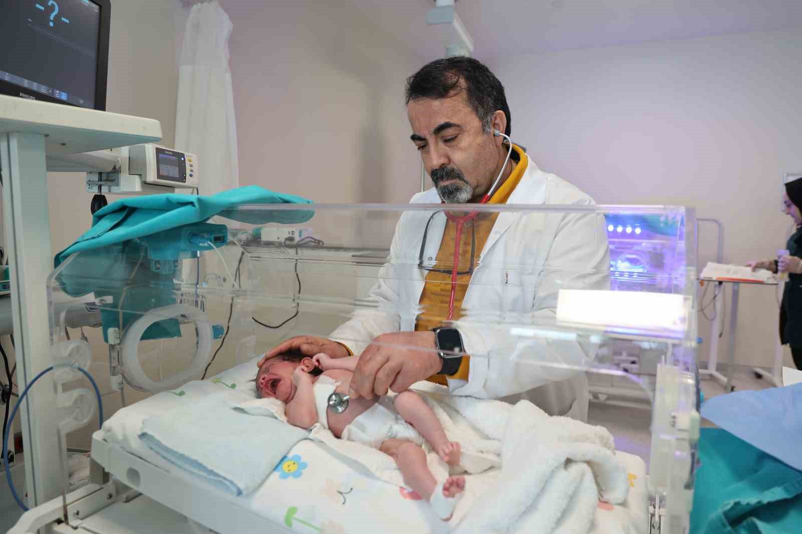 Doğuştan yemek borusu olmayan 4 günlük bebek, Elazığ’da hayata tutundu
Doğuştan yemek borusu olmayan 4 günlük bebek, Elazığ’da hayata tutundu