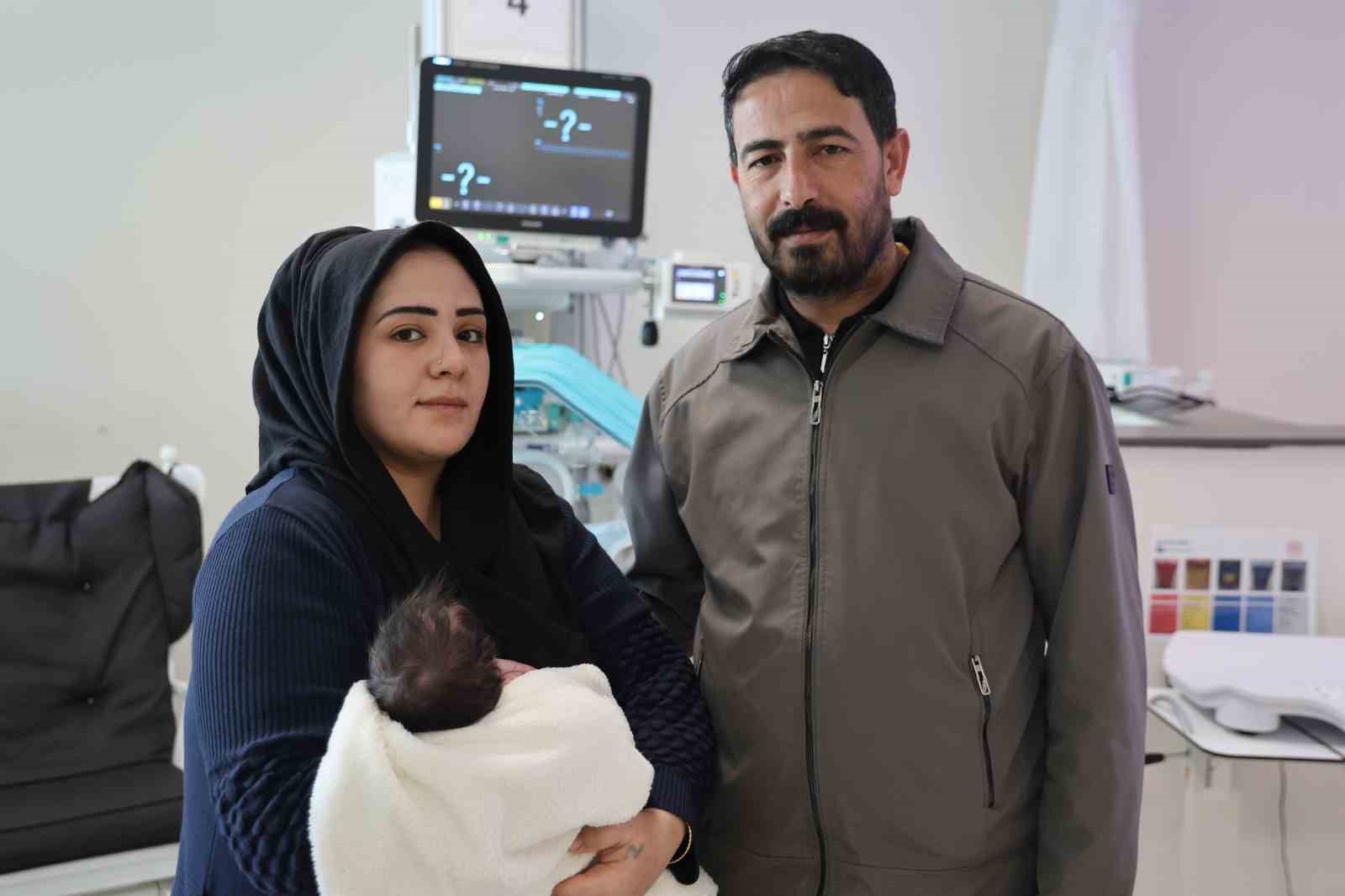 Doğuştan yemek borusu olmayan 4 günlük bebek, Elazığ’da hayata tutundu
Doğuştan yemek borusu olmayan 4 günlük bebek, Elazığ’da hayata tutundu