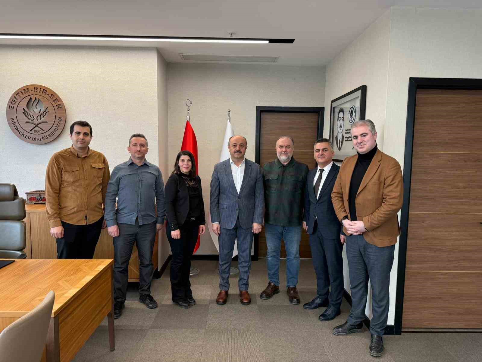 Doktoralı öğretmenler, akademik çalışmalarındaki problemler için Eğitim-Bir-Sen’i ziyaret etti
