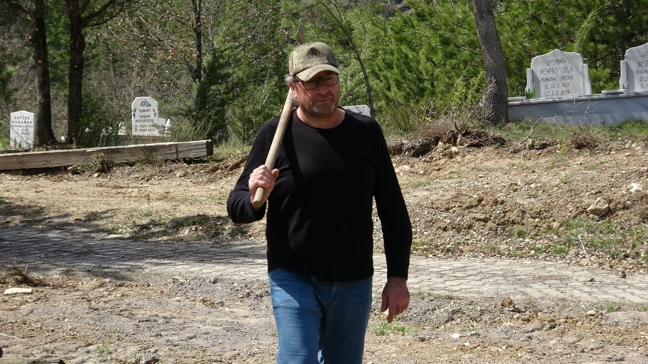 Dokuz kez ölümden döndü, mezarını kazmaya başladı
