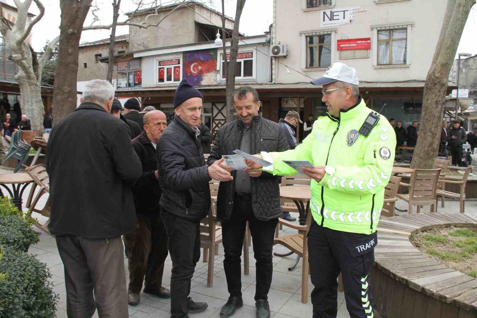 Dolandırıcılara karşı broşür dağıtımı
