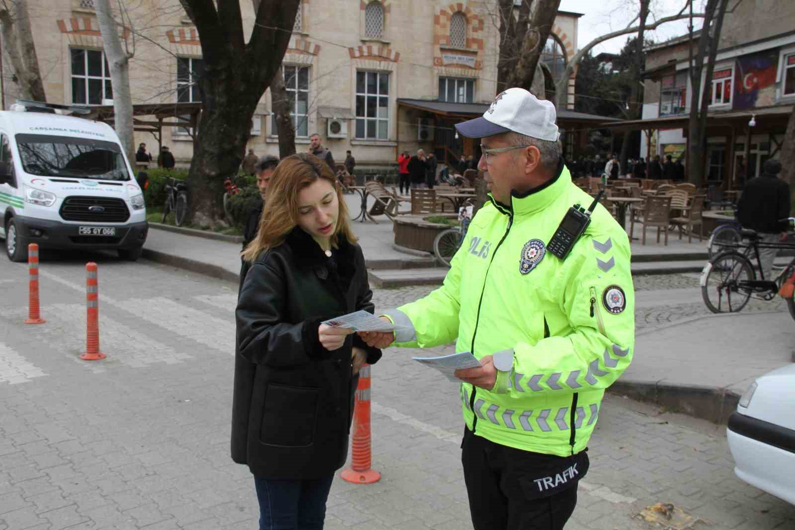 Dolandırıcılara karşı broşür dağıtımı
