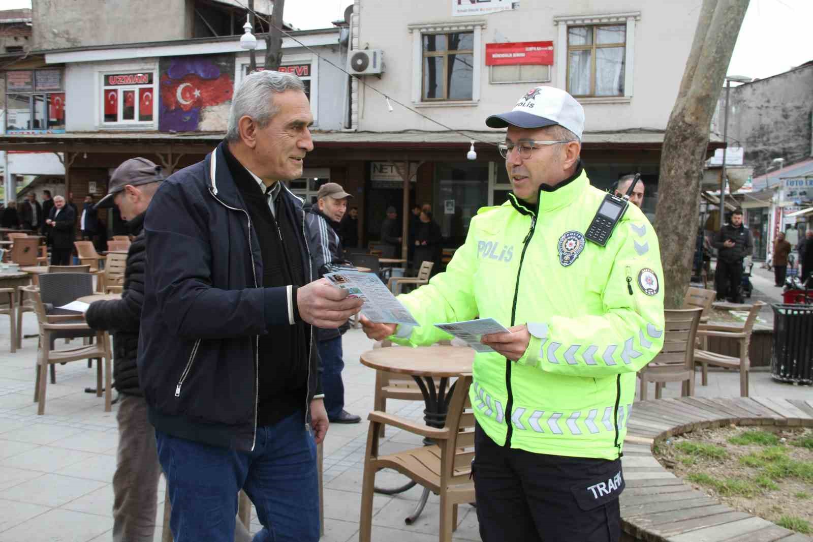 Dolandırıcılara karşı broşür dağıtımı
