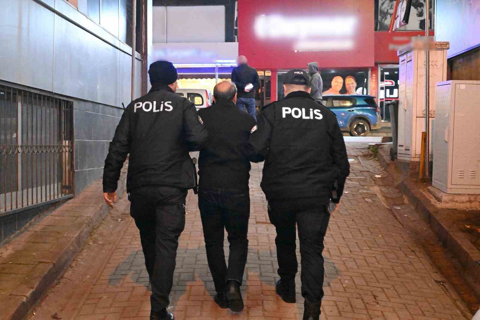 Dolandırıcılık suçundan aranan 2 kişi kumar oynarken yakalandı
