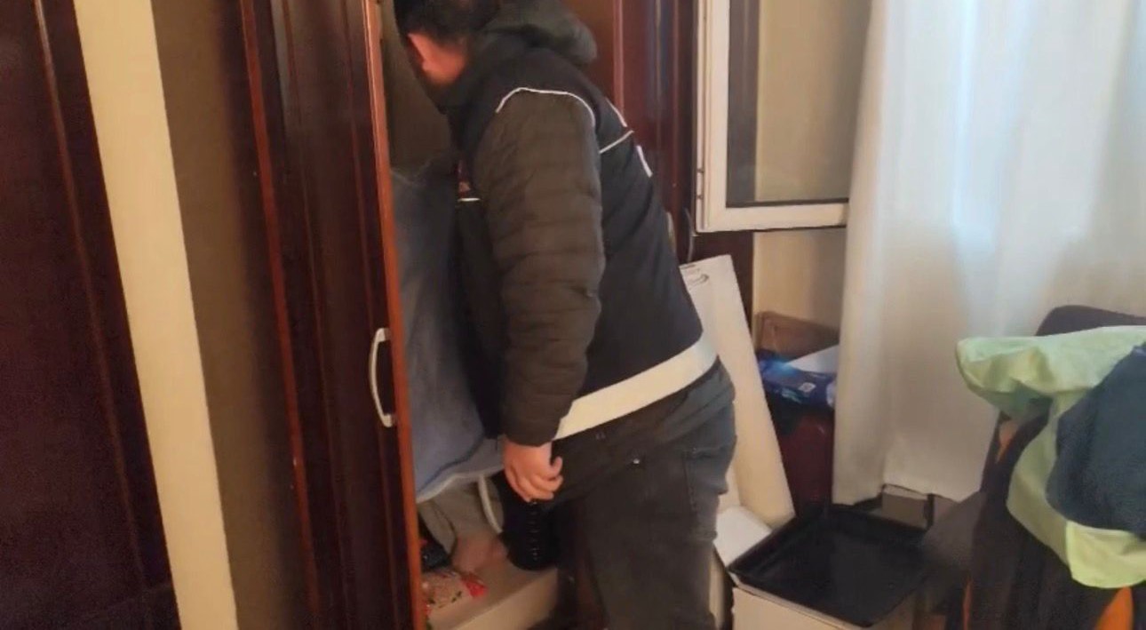 Dolaptan kıyafet değil "Torbacı" hükümlü çıktı
