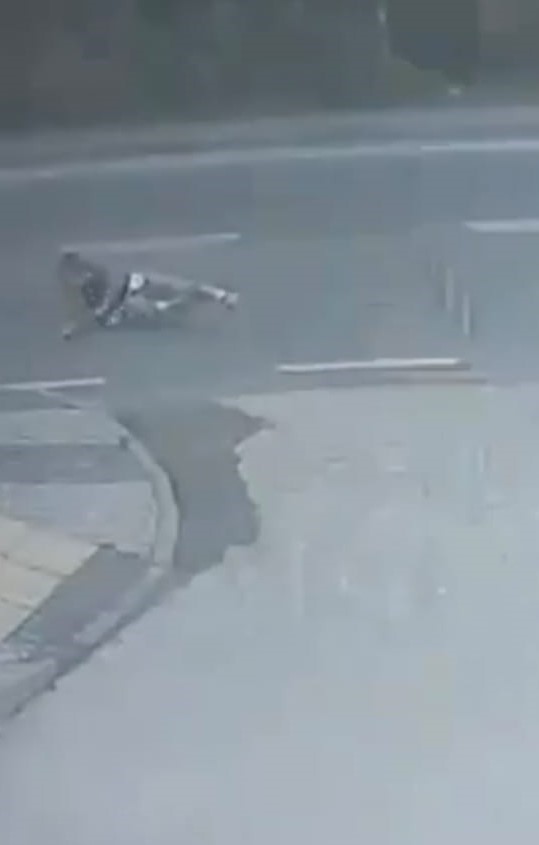 Dolmuş bekleyen kadın minibüsün altında böyle kaldı
