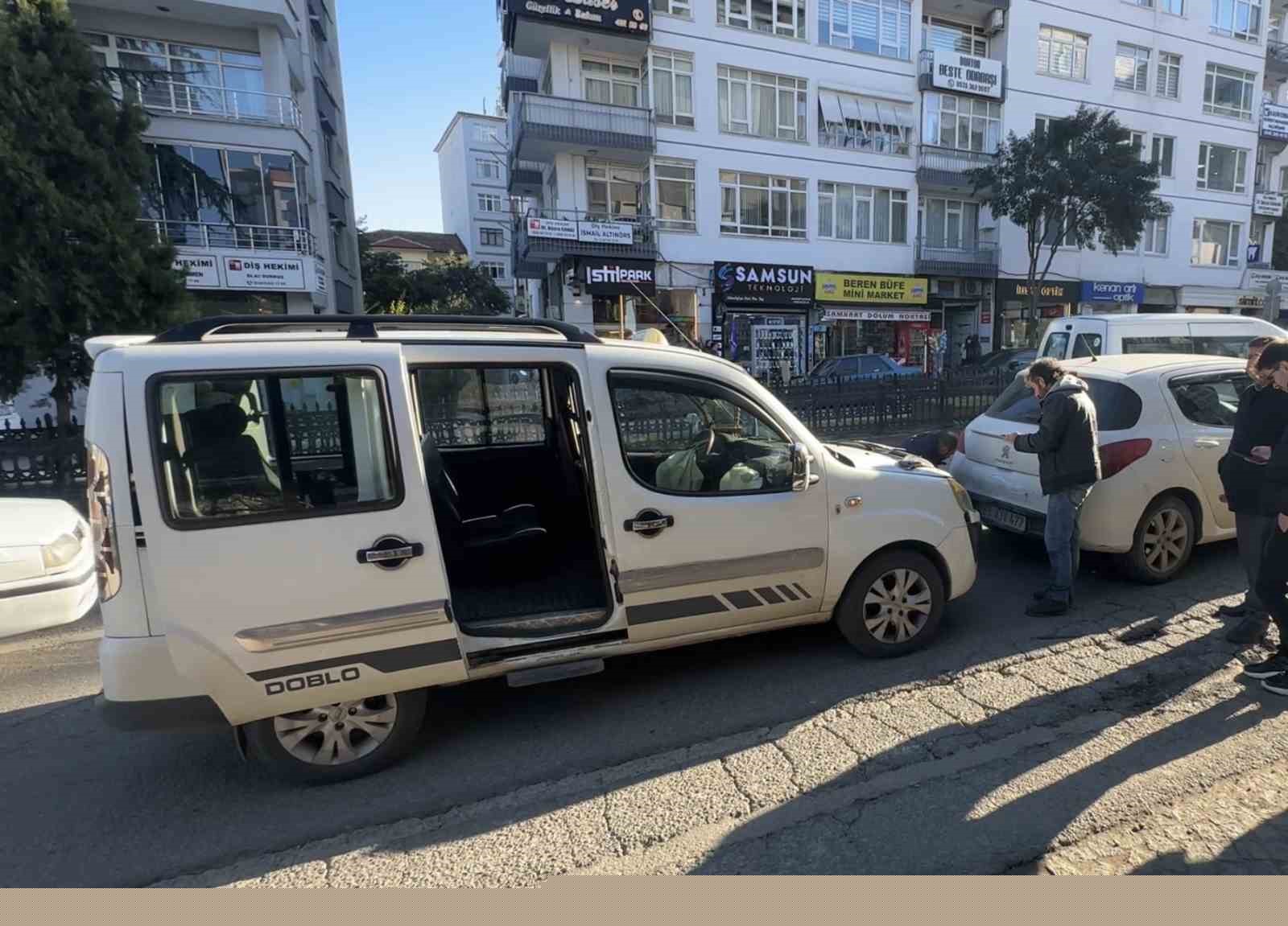 Dolmuş kazasında hava yastığı açıldı: 1 yolcu yaralandı
