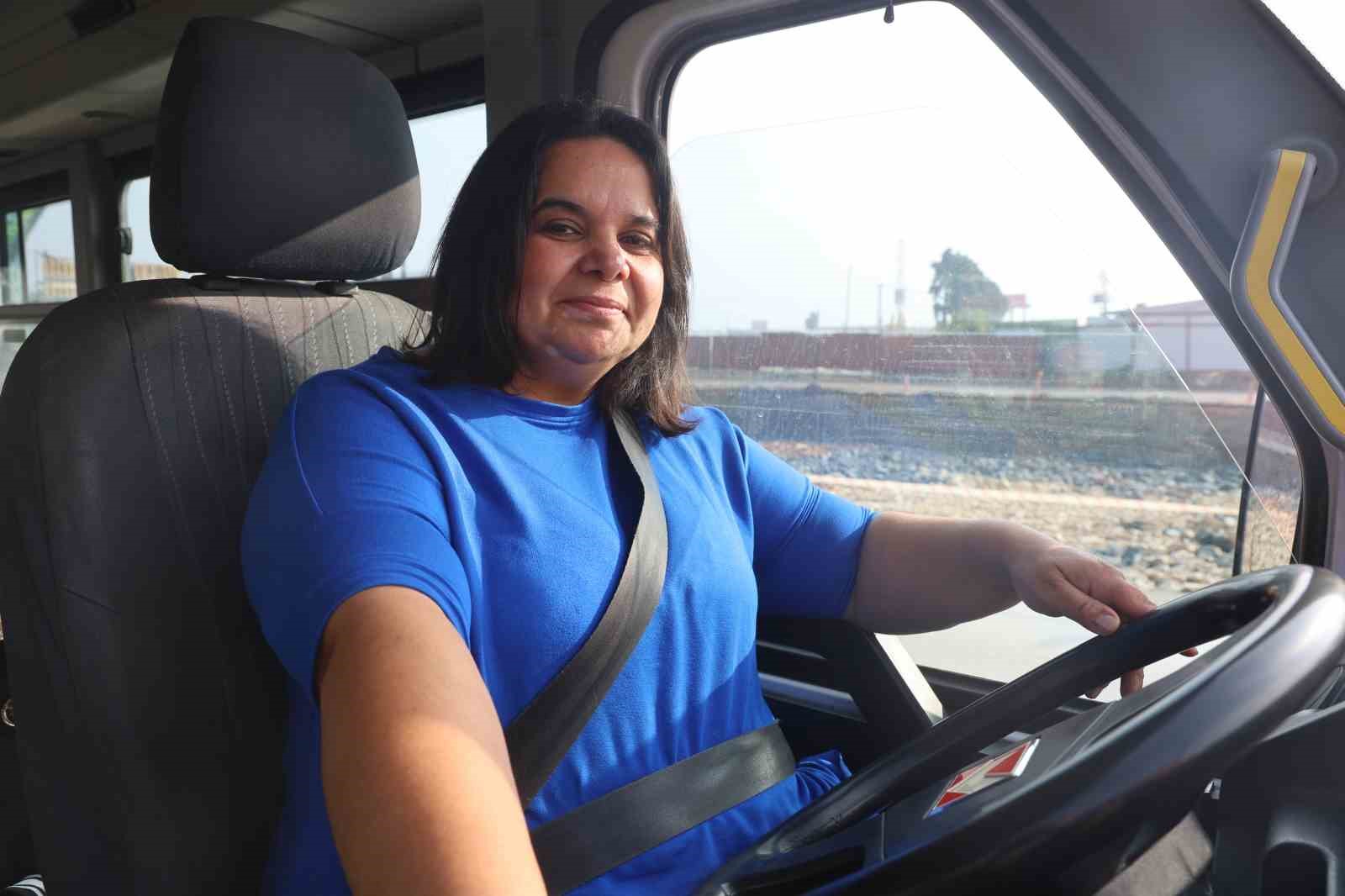 Dolmuşçu Zeynep, direksiyon sallayarak ekmek parasını kazanıyor
