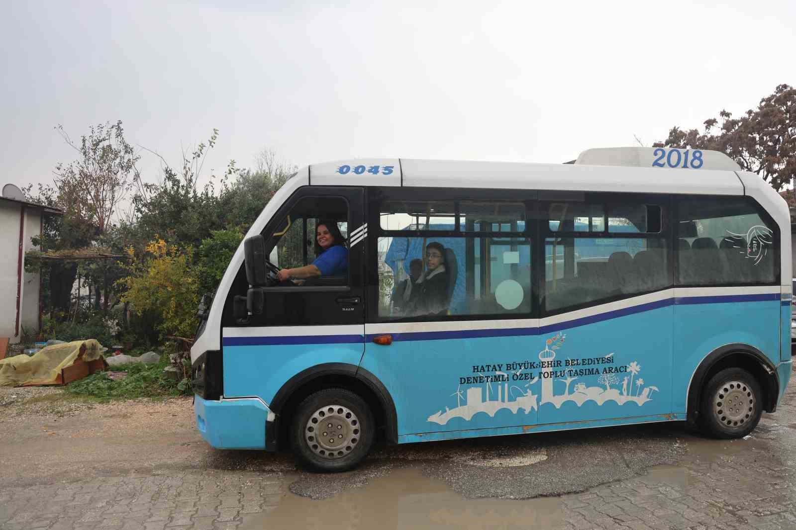 Dolmuşçu Zeynep, direksiyon sallayarak ekmek parasını kazanıyor
