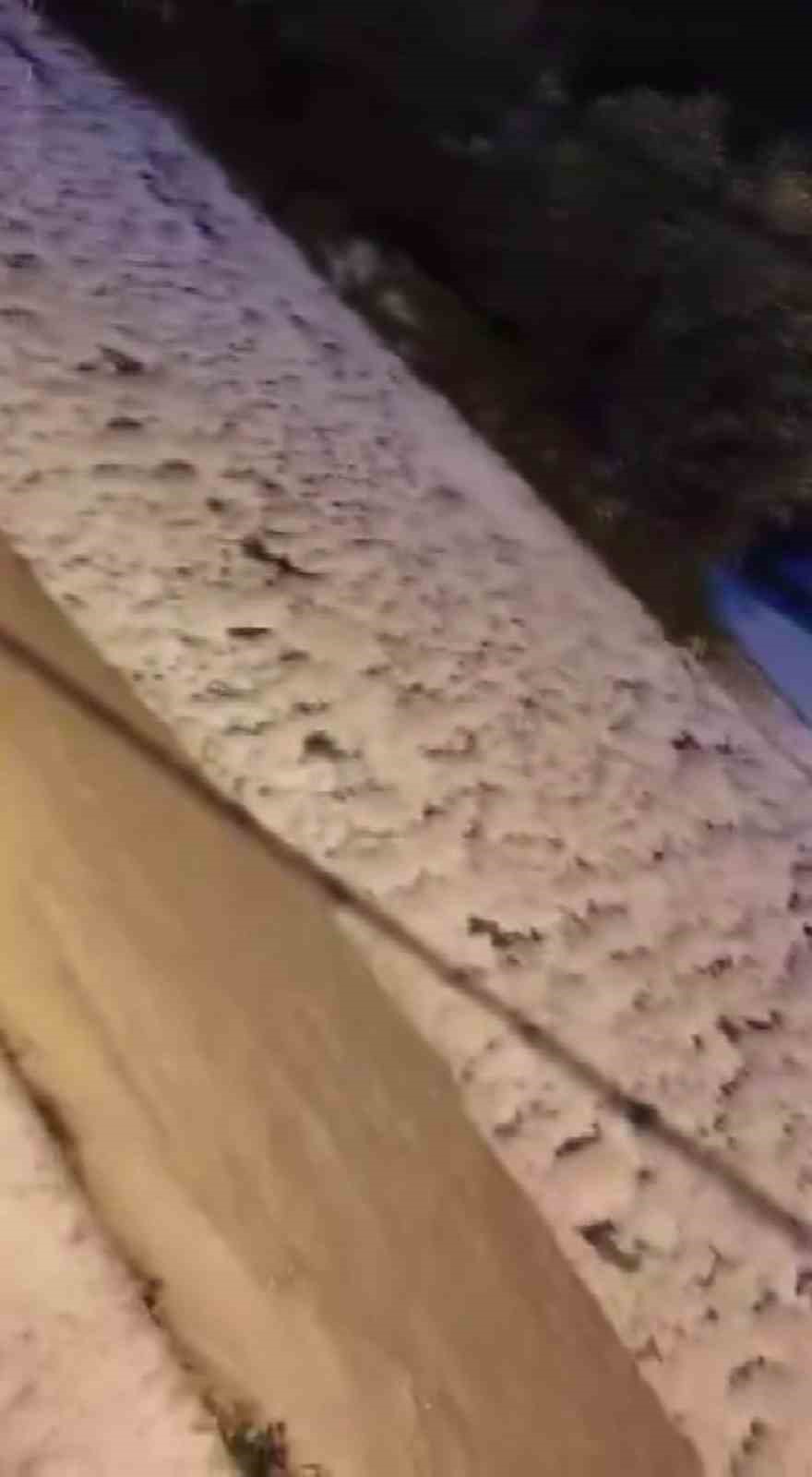 Dolu yağışı beyaza bürüdü
