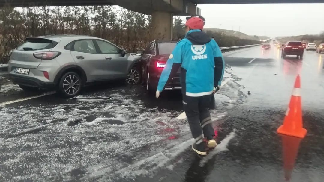 Dolu yağışı zincirleme kazaya neden oldu: 11 yaralı
