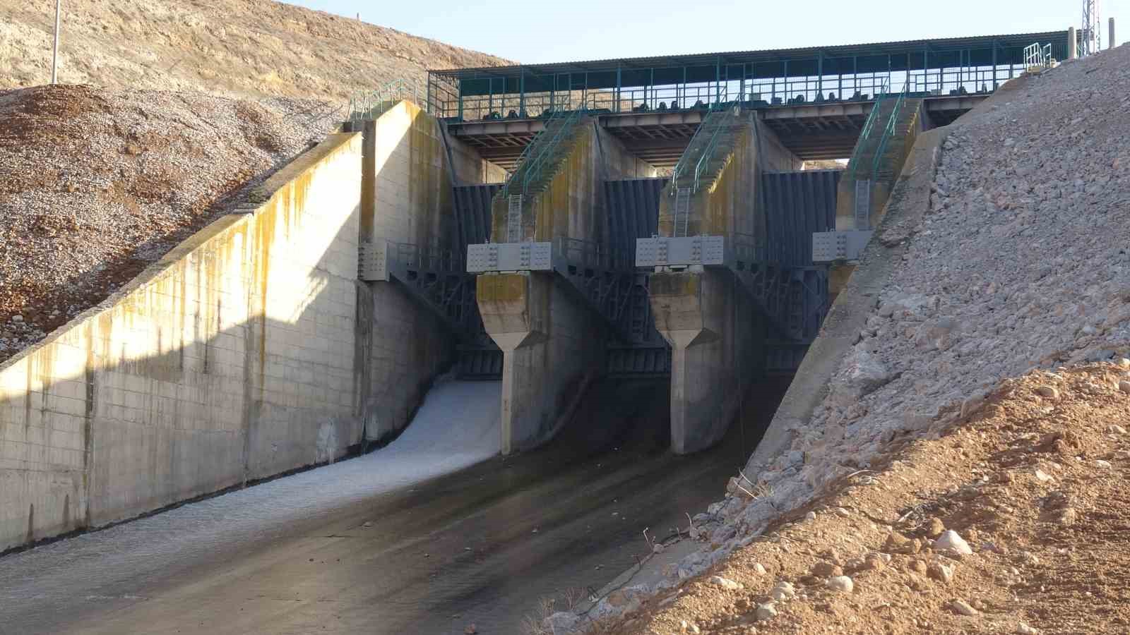 Doluluk oranı maksimum seviyeye ulaşan Sultansuyu Barajı’nda kapak açıldı
