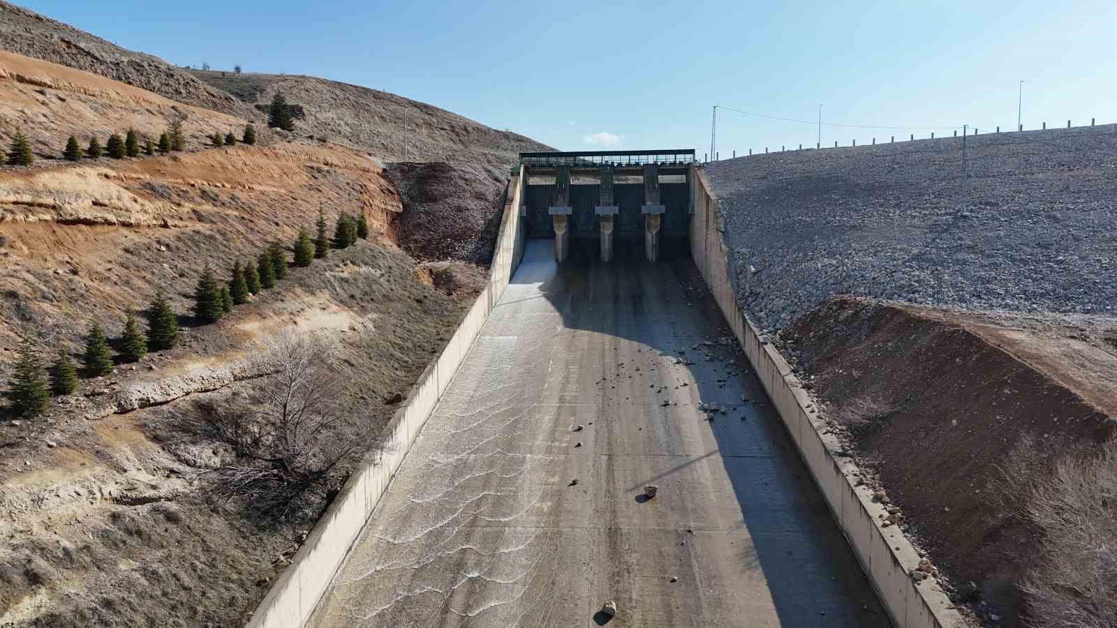 Doluluk oranı maksimum seviyeye ulaşan Sultansuyu Barajı’nda kapak açıldı
