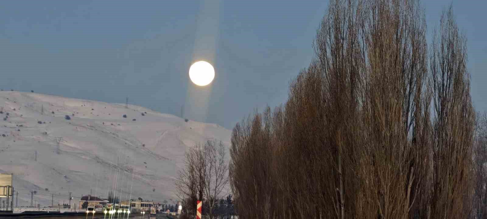 Dolunayın görüntüsü büyüledi
