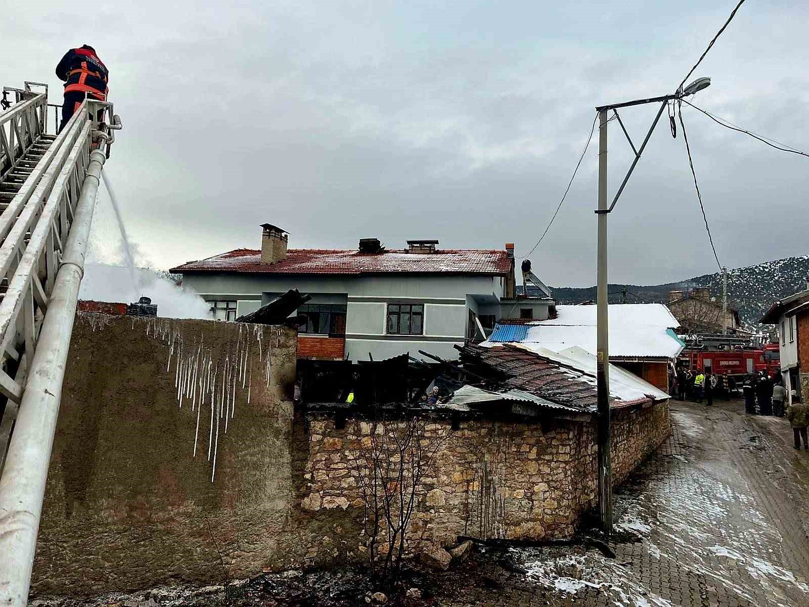 Domaniç’te ahır yangını korkuttu
