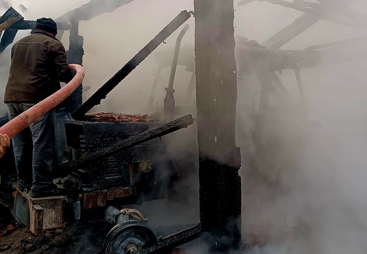 Domaniç’te ahır yangını korkuttu
