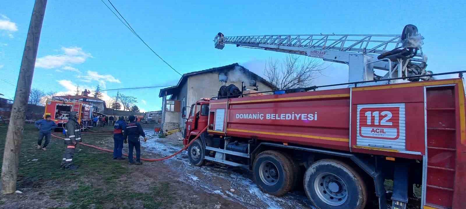 Domaniç’te çatı yangını
