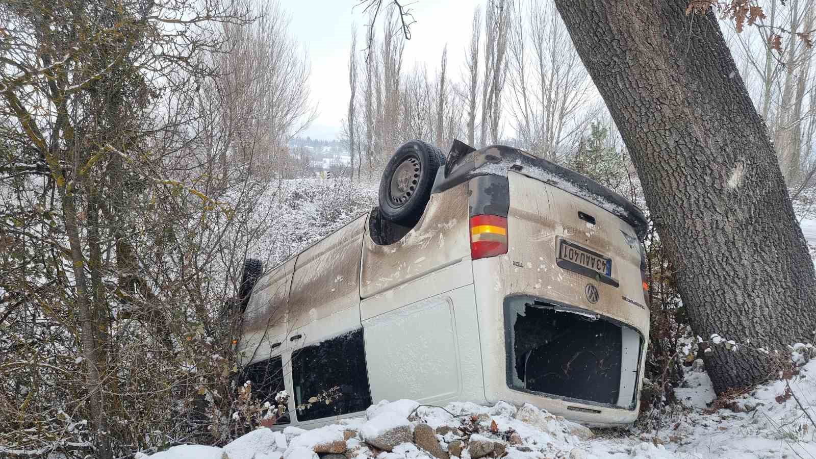 Domaniç’te gizli buzlanma kazaya sebep oldu, minibüs şarampole yuvarlandı
