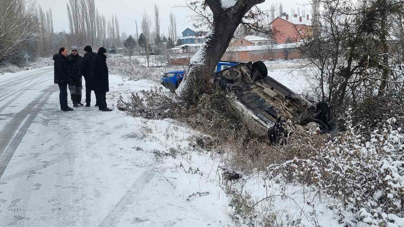 Domaniç’te gizli buzlanma kazaya sebep oldu, minibüs şarampole yuvarlandı
