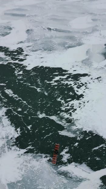 Donan baraj gölünün üzerine kilim serip oturdu
