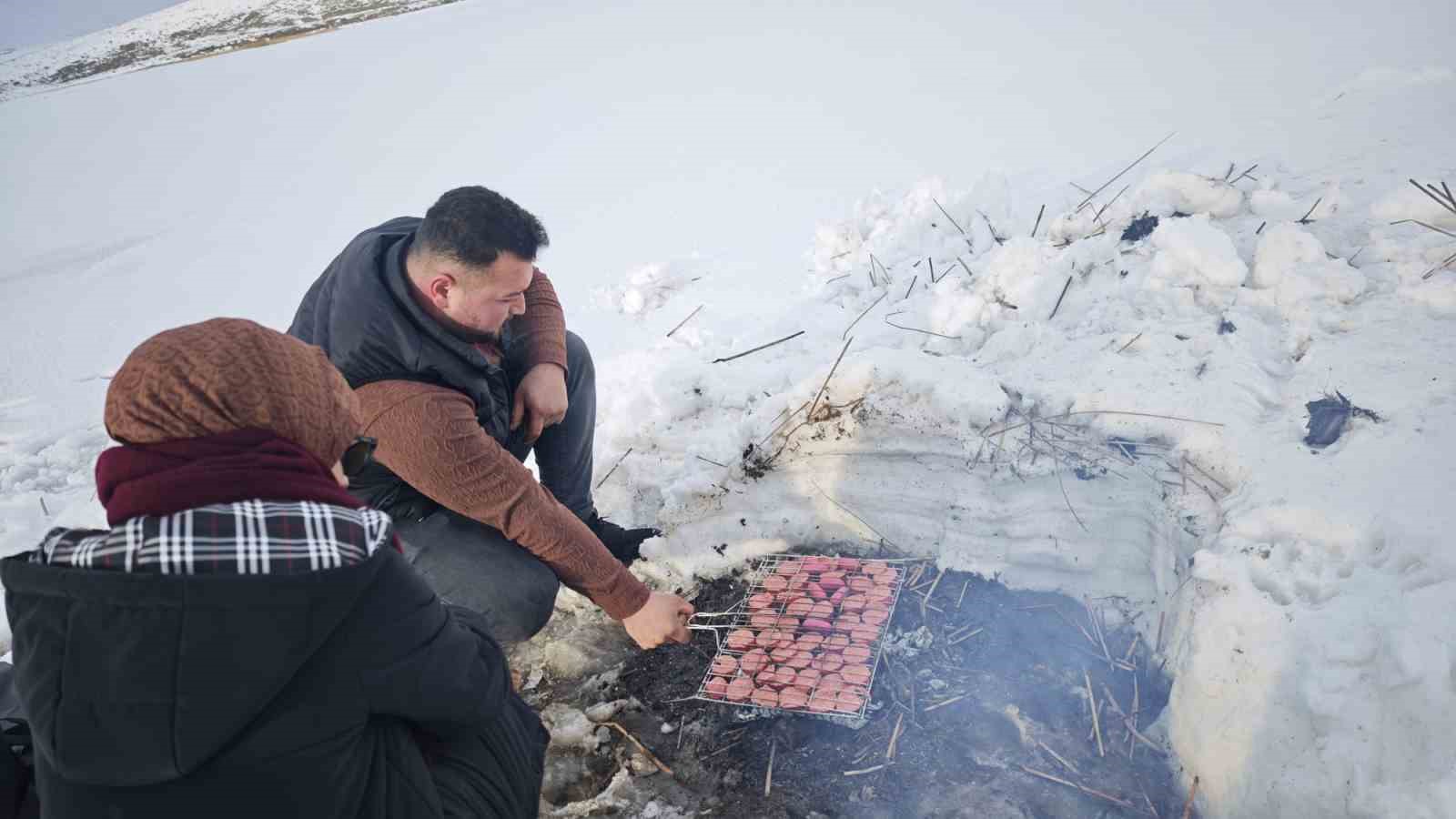 Donan Nazik Gölü üzerinde sucuk ekmek keyfi
