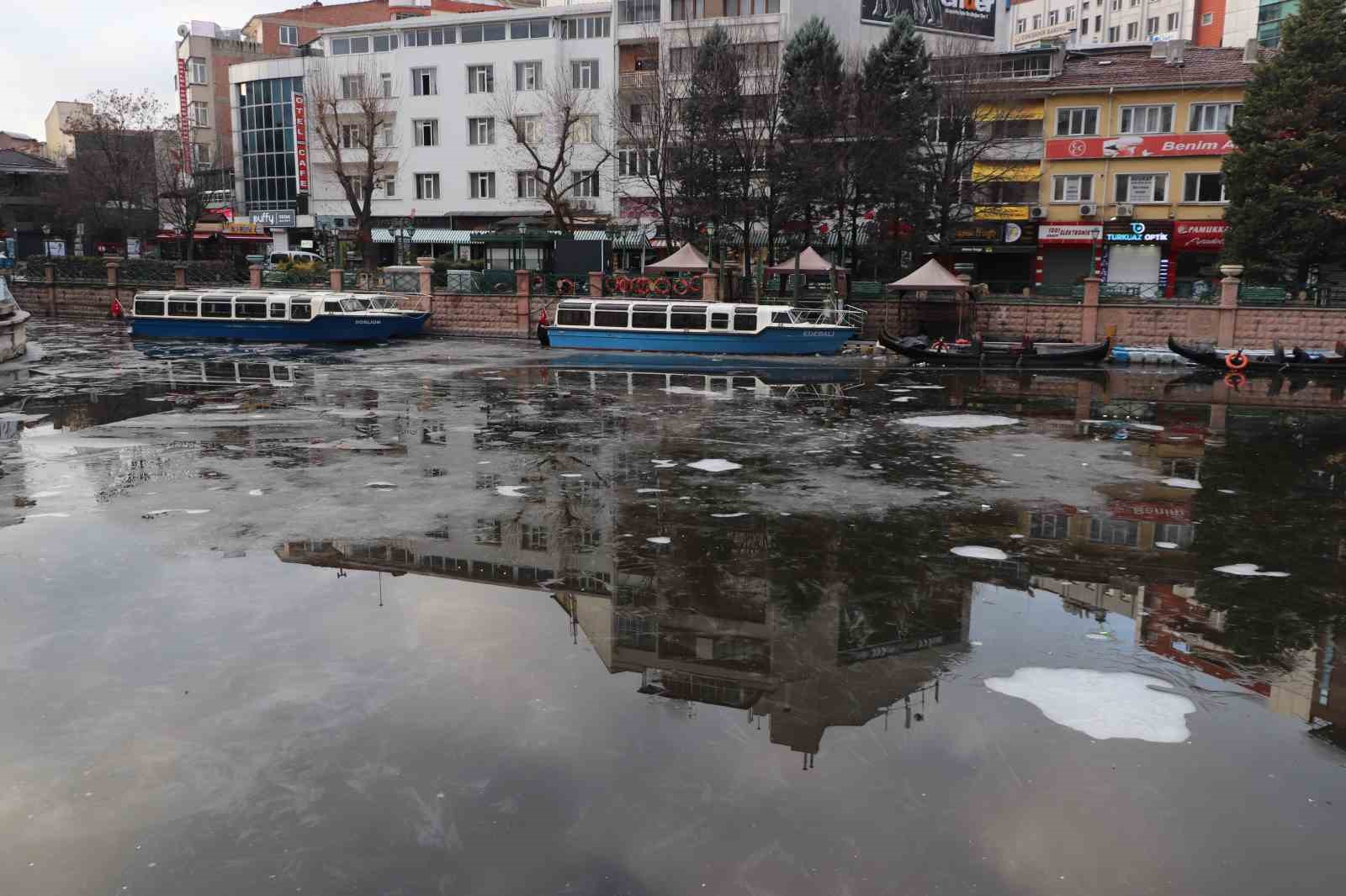 Donan Porsuk Çayı’nın buzu erimeye başladı
