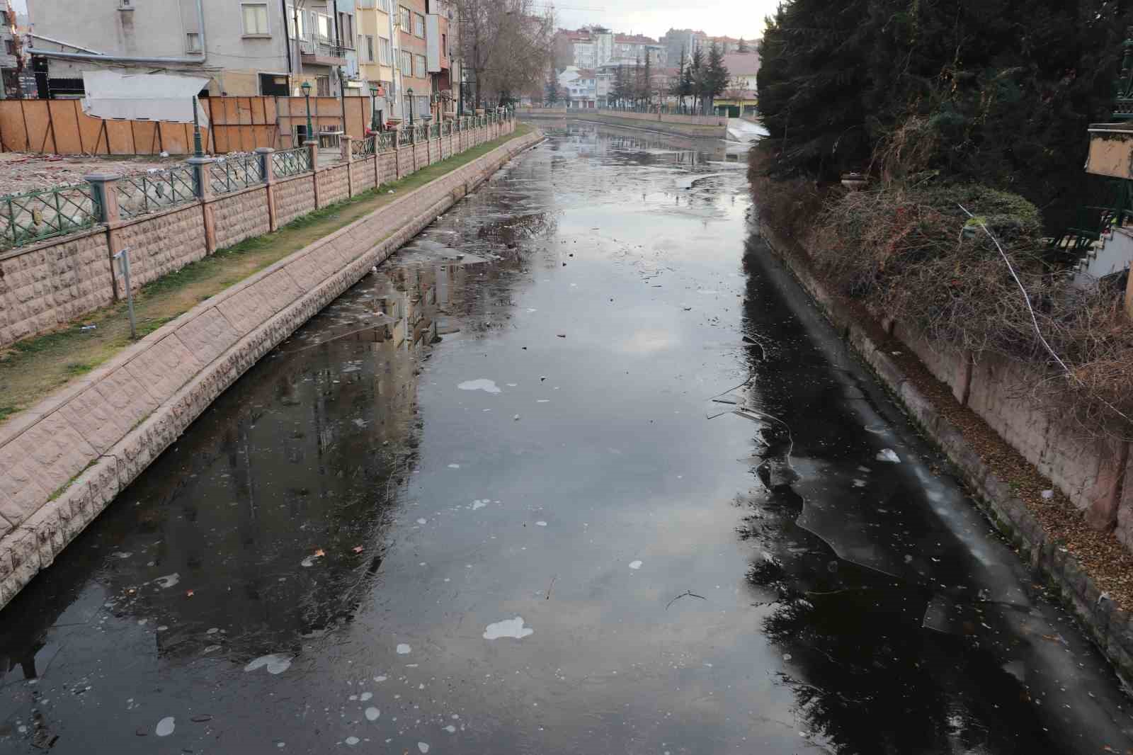 Donan Porsuk Çayı’nın buzu erimeye başladı
