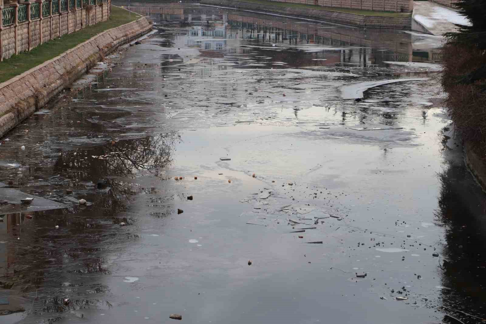 Donan Porsuk Çayı’nın buzu erimeye başladı
