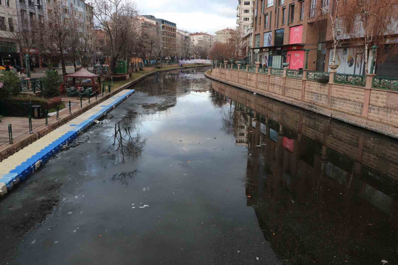 Donan Porsuk Çayı’nın buzu erimeye başladı

