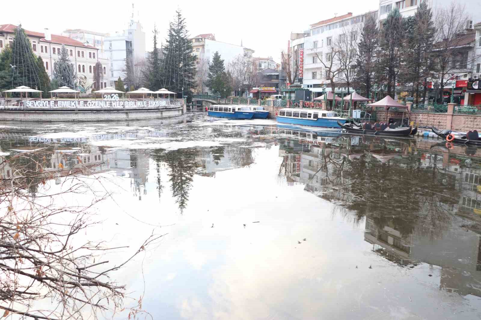 Donan Porsuk Çayı’nın buzu erimeye başladı
