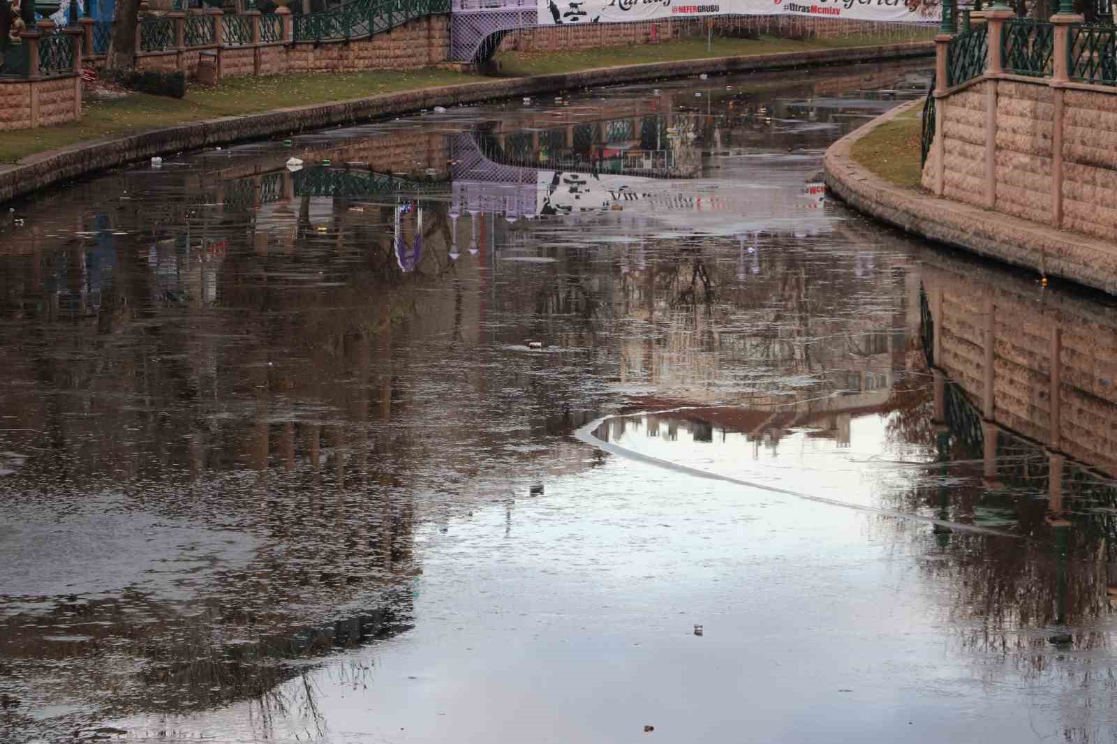 Donan Porsuk Çayı’nın buzu erimeye başladı
