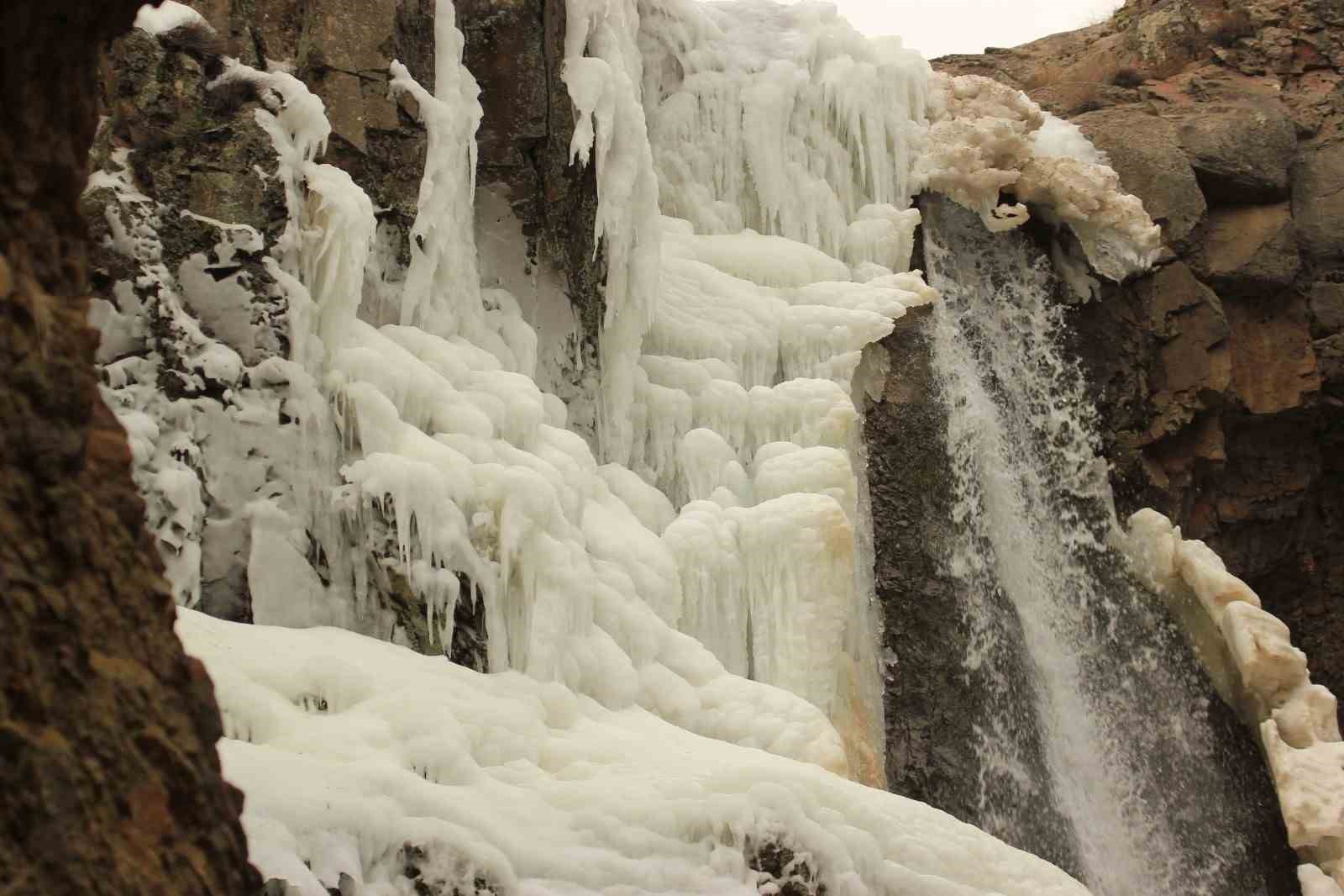 Donan şelalenin hayranlık uyandıran görüntüsü
