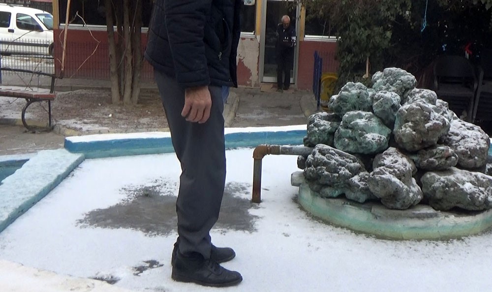 Donan süs havuzunda kimisi gezdi, kimisi ise buzu çekiçle kırmaya çalıştı
