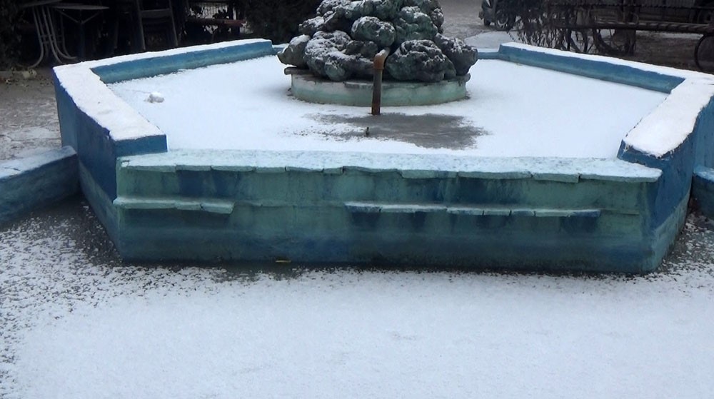 Donan süs havuzunda kimisi gezdi, kimisi ise buzu çekiçle kırmaya çalıştı
