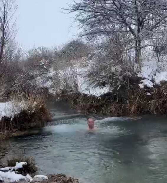 Dondurucu soğuğa aldırış etmeden akarsuya girdi
