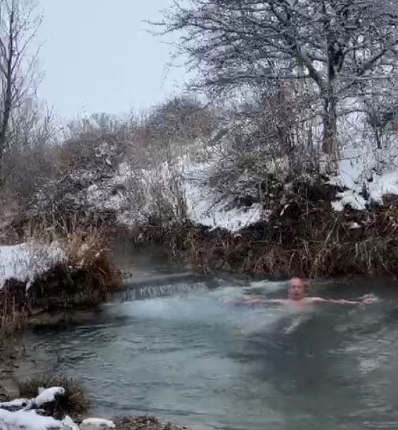 Dondurucu soğuğa aldırış etmeden akarsuya girdi
