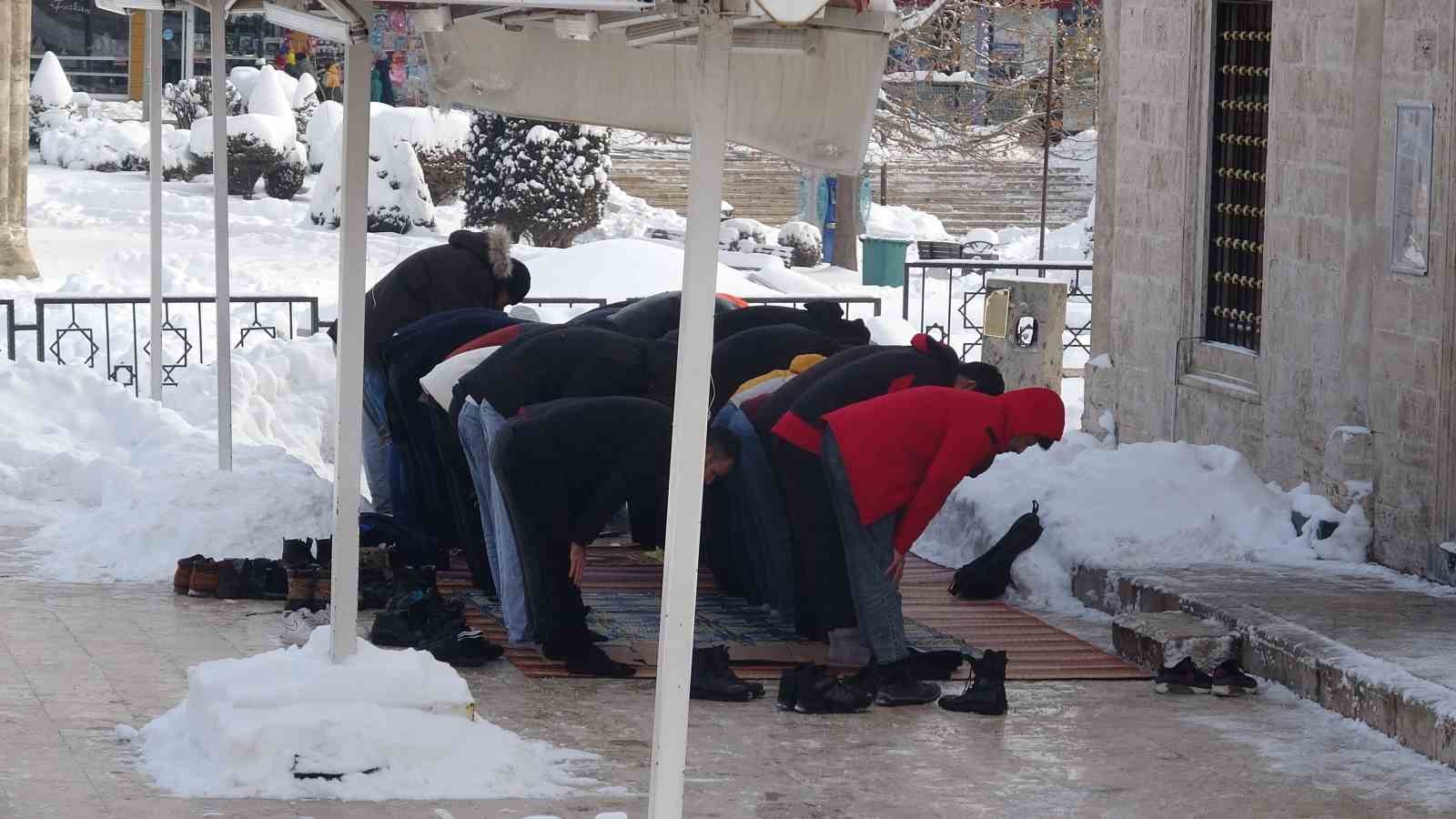 Dondurucu soğuğa aldırış etmediler
