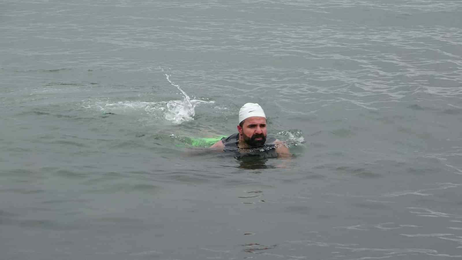 Dondurucu soğuğa meydan okudu: Van Gölü’nde şifa kulaçları
