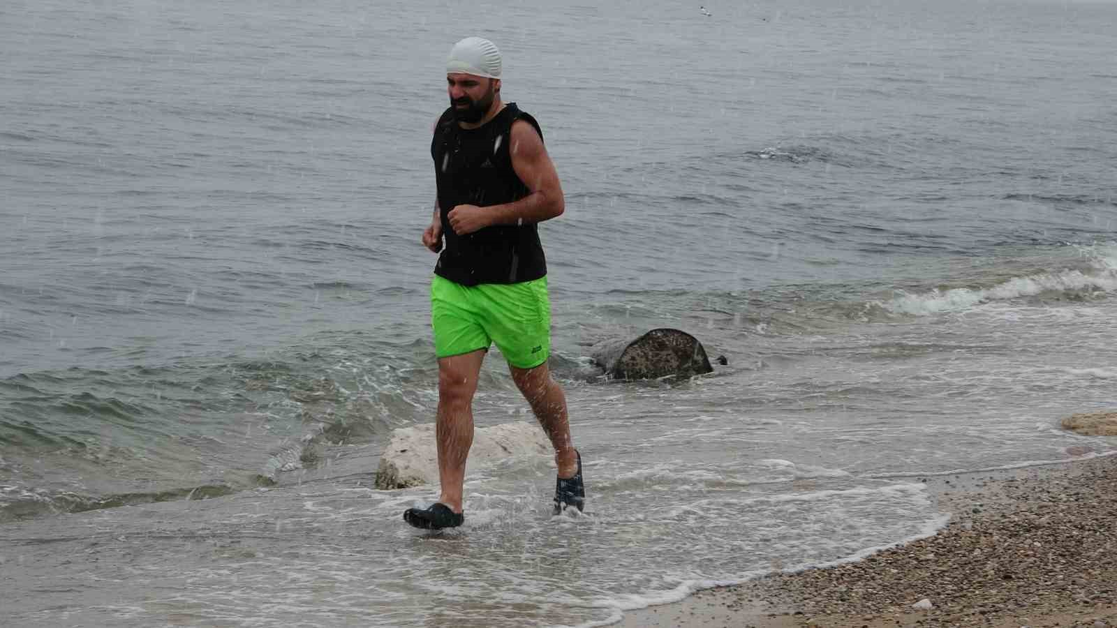 Dondurucu soğuğa meydan okudu: Van Gölü’nde şifa kulaçları
