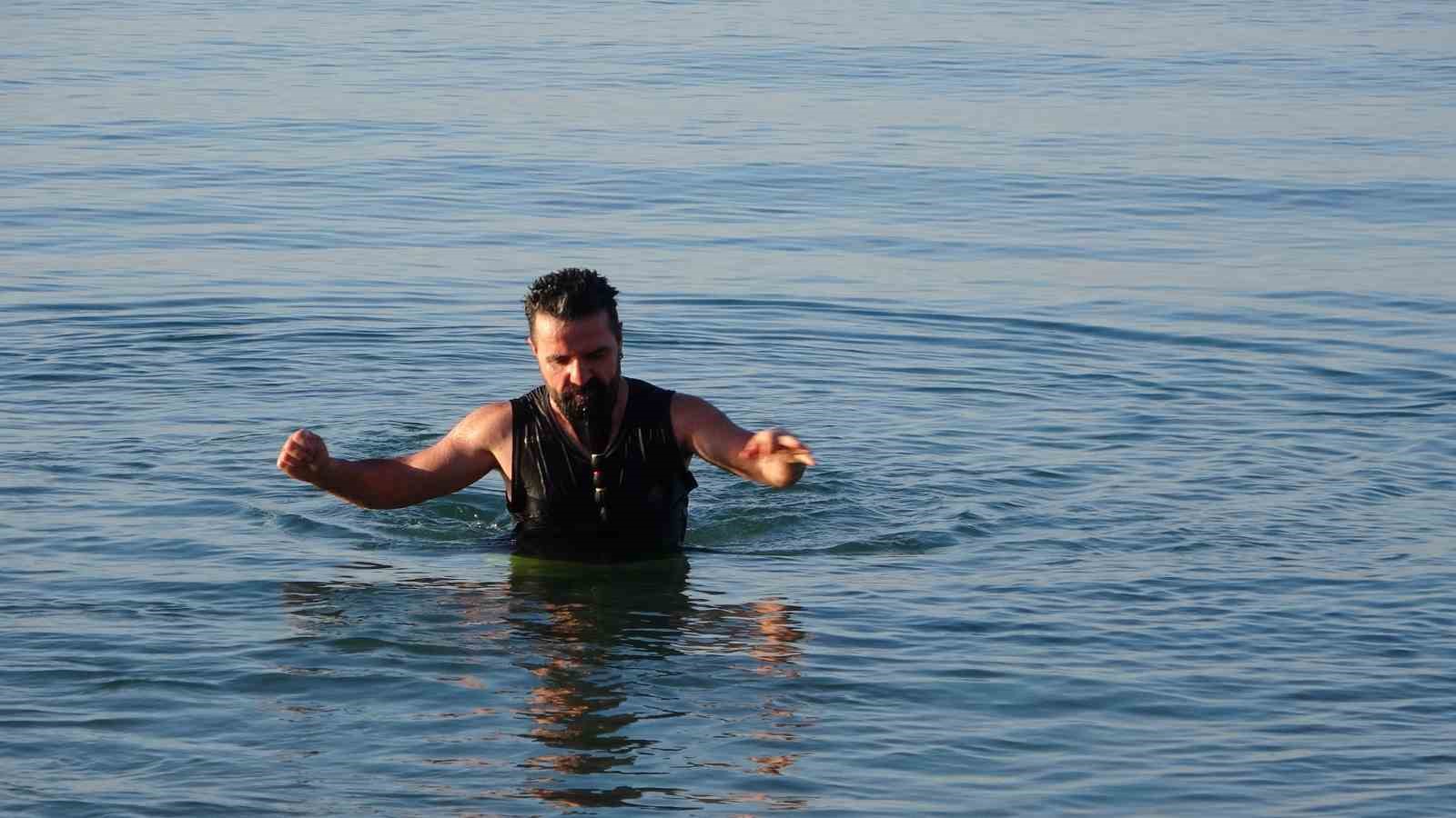 Dondurucu soğuğa meydan okudular: Van Gölü’nde eksi 9 derecede yüzme mesaisi
