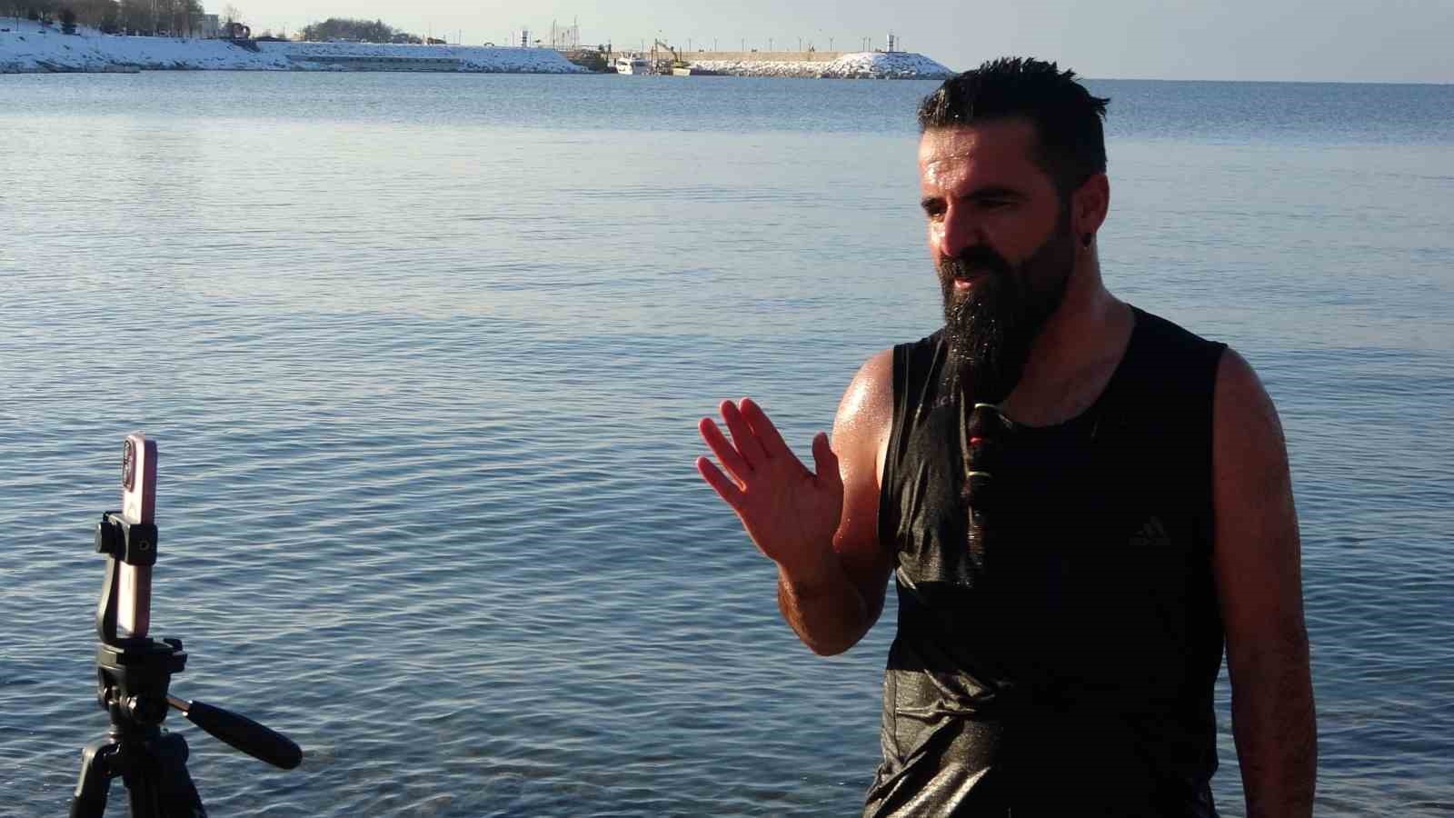 Dondurucu soğuğa meydan okudular: Van Gölü’nde eksi 9 derecede yüzme mesaisi
