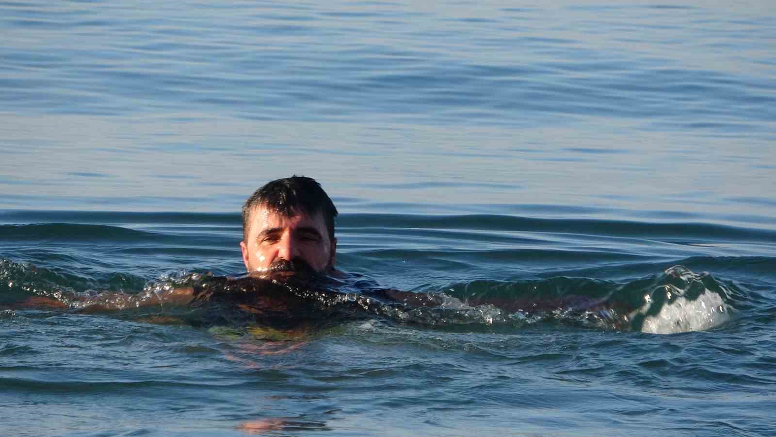 Dondurucu soğuğa meydan okudular: Van Gölü’nde eksi 9 derecede yüzme mesaisi
