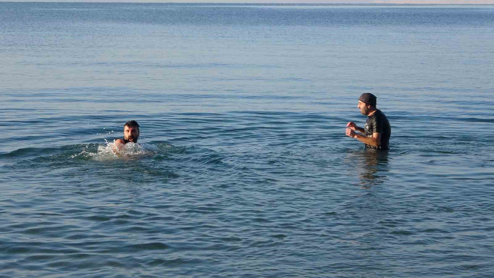 Dondurucu soğuğa meydan okudular: Van Gölü’nde eksi 9 derecede yüzme mesaisi
