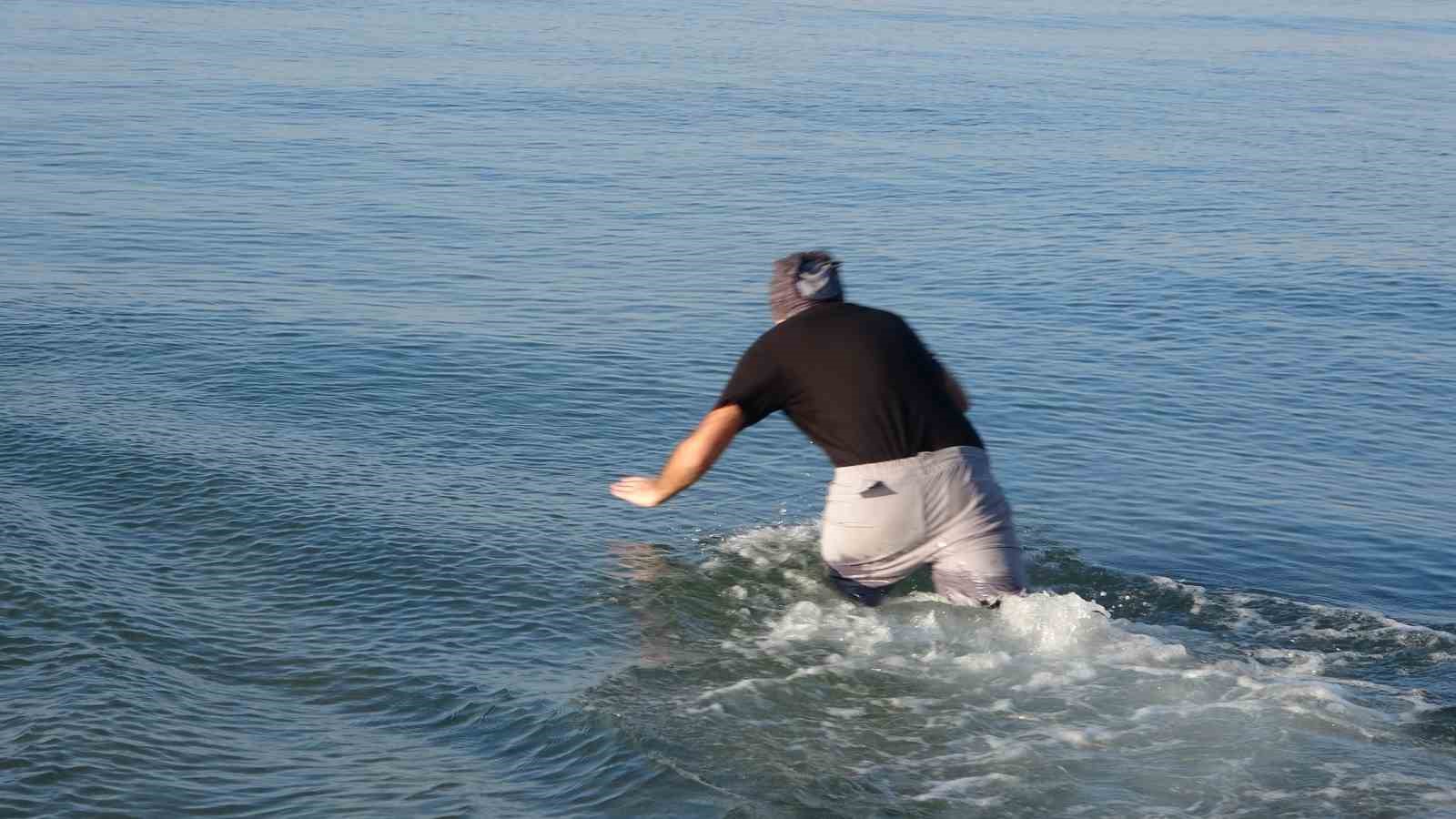 Dondurucu soğuğa meydan okudular: Van Gölü’nde eksi 9 derecede yüzme mesaisi
