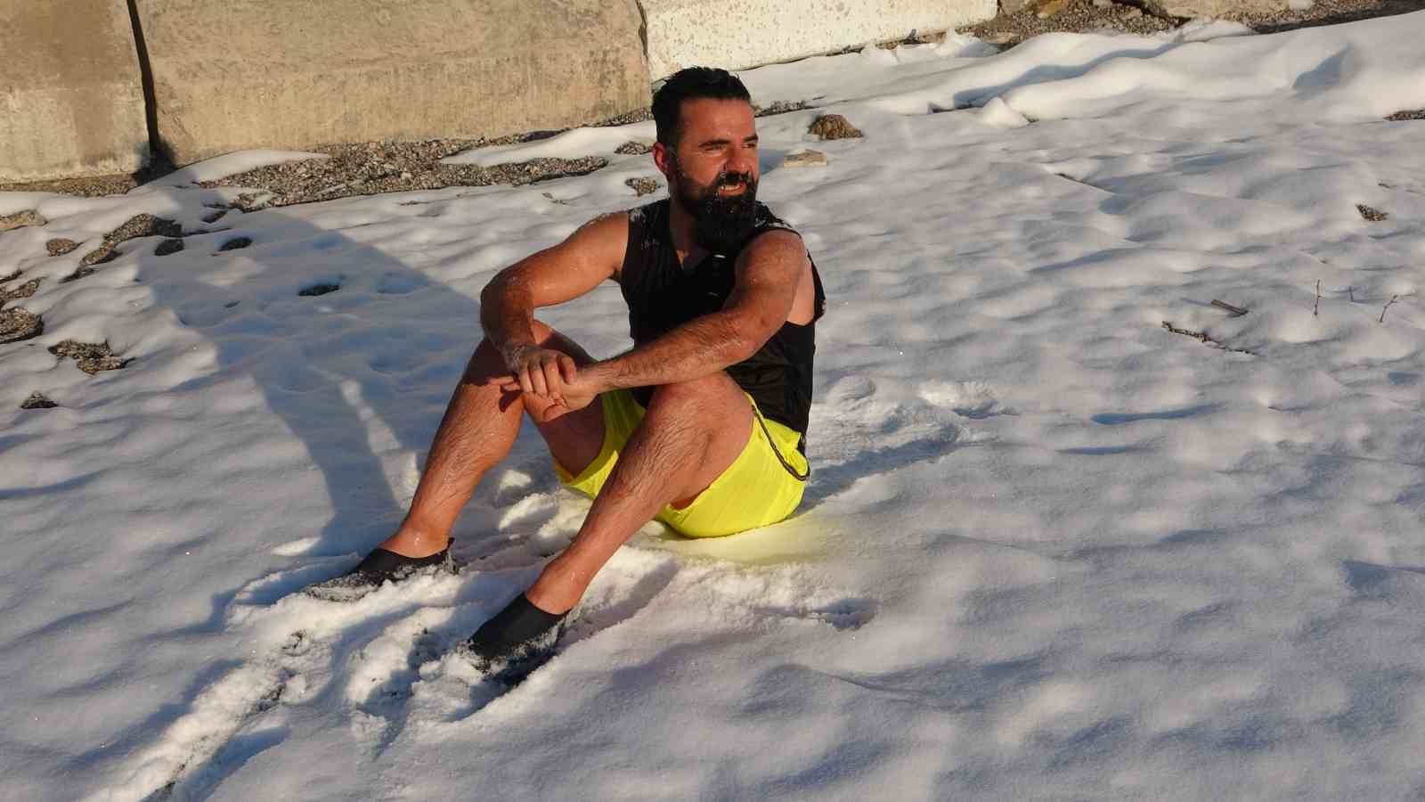 Dondurucu soğuğa meydan okudular: Van Gölü’nde eksi 9 derecede yüzme mesaisi
