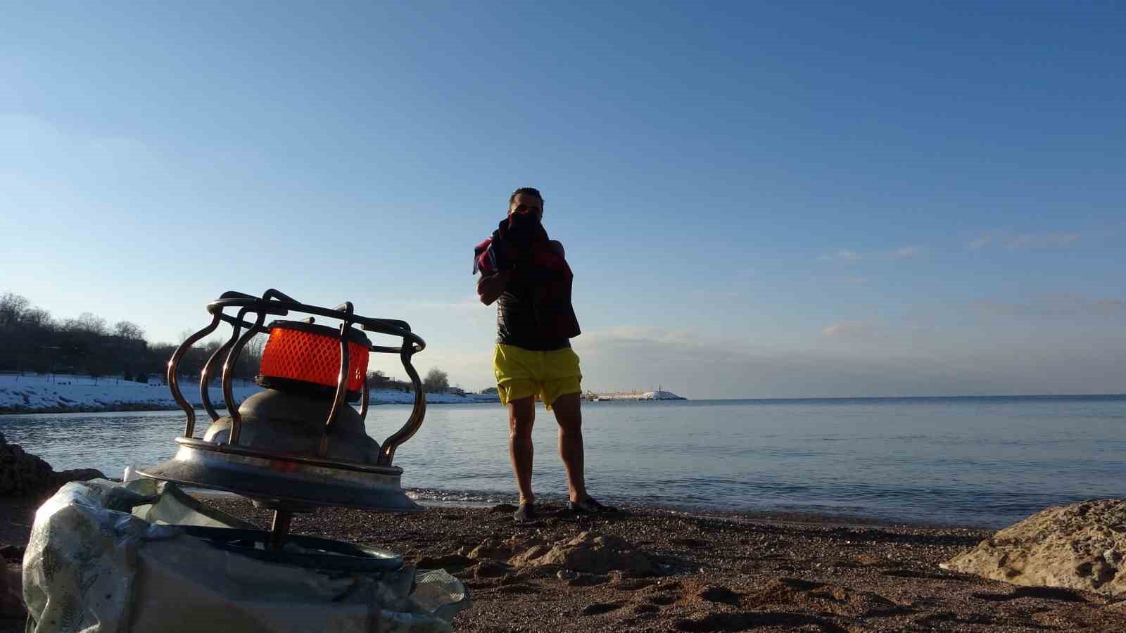 Dondurucu soğuğa meydan okudular: Van Gölü’nde eksi 9 derecede yüzme mesaisi
