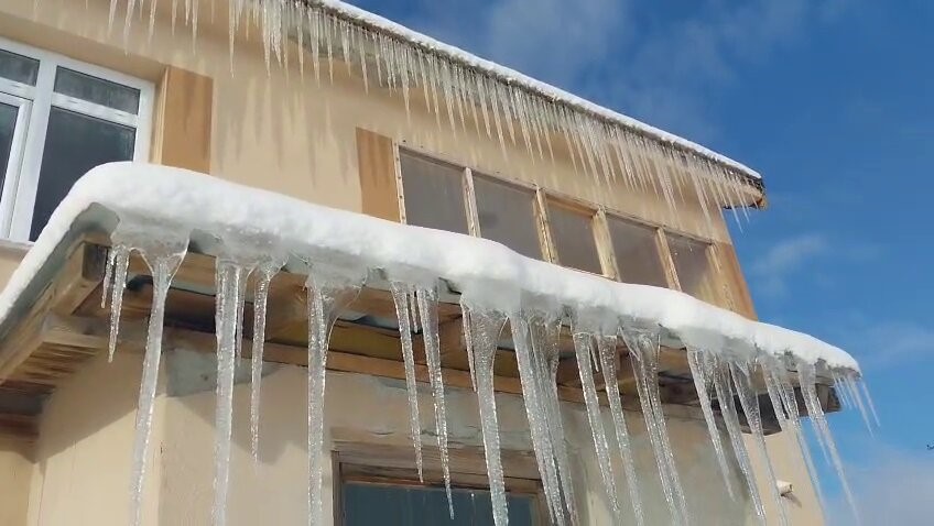 Dondurucu soğuk çatılarda buz sarkıtlarına dönüştü
